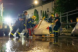 Tag und Nacht bauten die Helferinnen und Helfer Schutzbarrieren auf. – Foto: THW/Marcel Holler Priorität (Startseite)