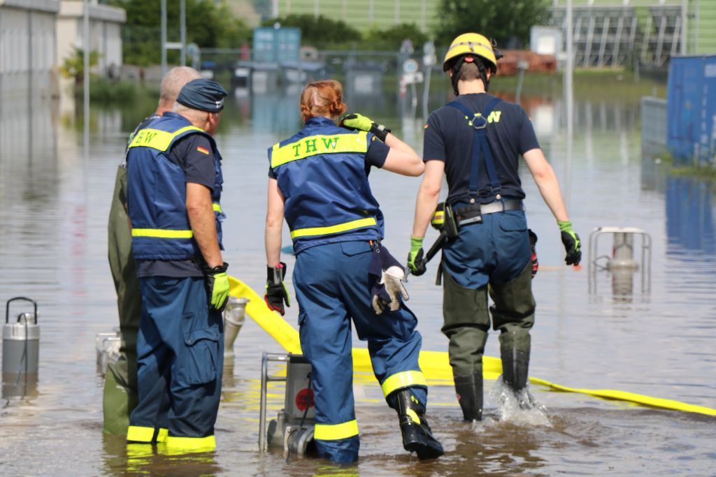 Nicht immer ist klar, wo die Einsatzkräfte gerade hintreten. Eine weggeschwemmte Kanalabdeckung kann schnell zu einer großen Gefahr werden. – Foto: THW/Dieter Seebach